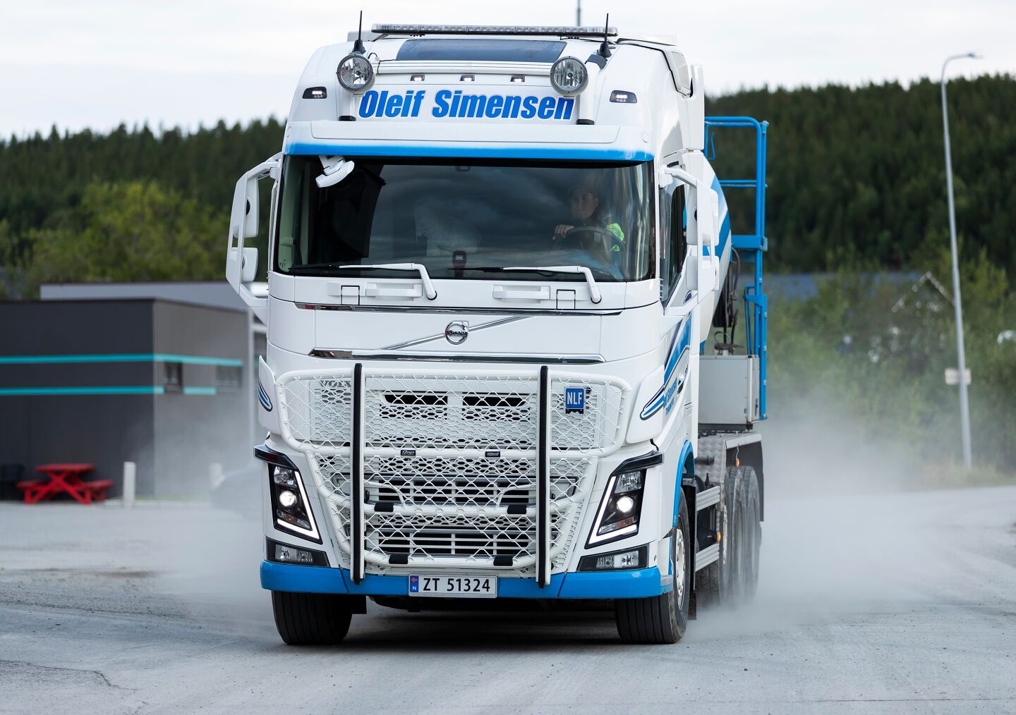 Hvit og blå Volvo FH16 med Oleif Simensen-profil