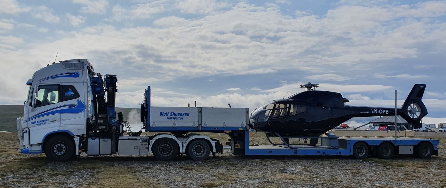 Helikopter transportert på semitrailer